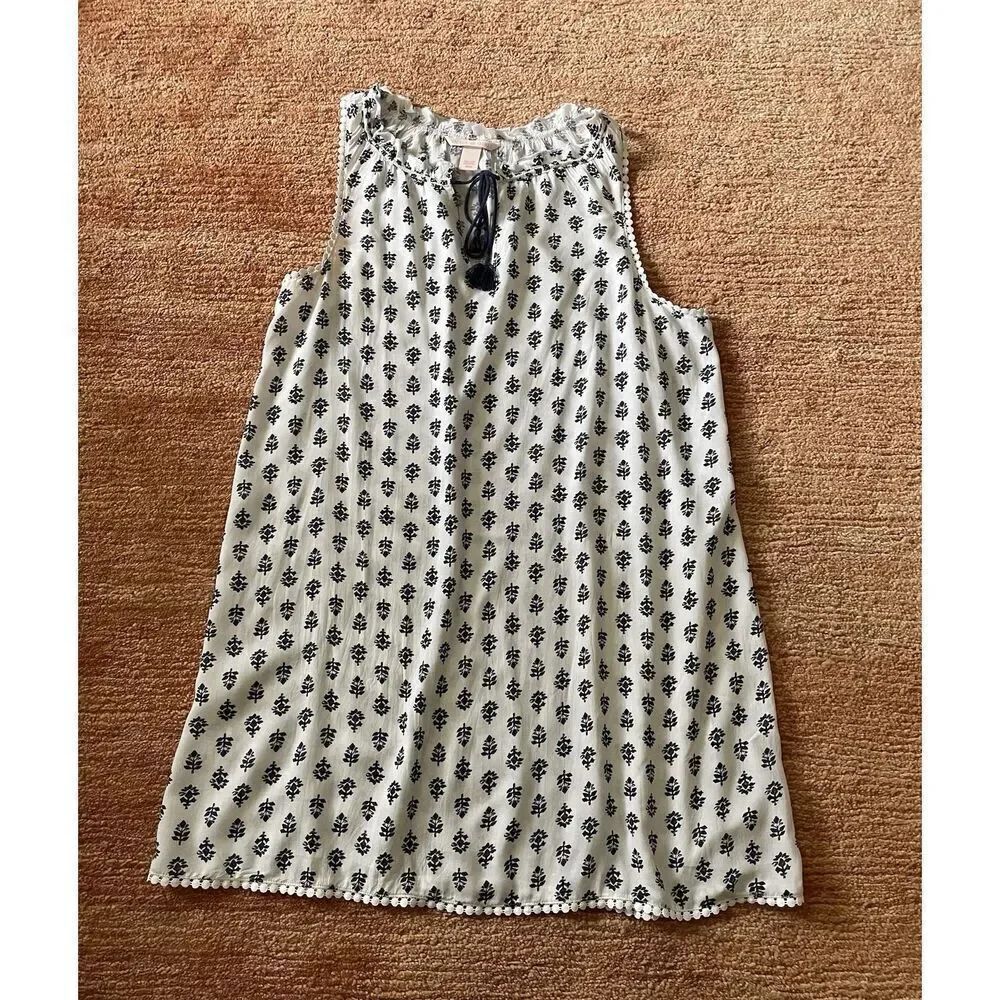 VICTORIAS SECRET Womenās Size M White Blue LeafāPrint Nightgown Pajamas